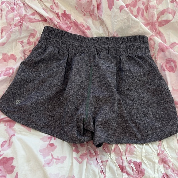 Lululemon Women’s Tracker Short Low-Rise 4” Heather Lux Multi Black/Black size 8 - Picture 2 of 3